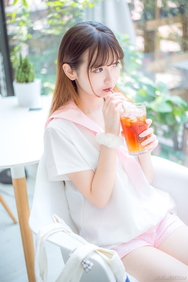 真实友谊的构成，并非因为两边有意的撮合，带些偶尔，带些不知不觉。——钱钟书